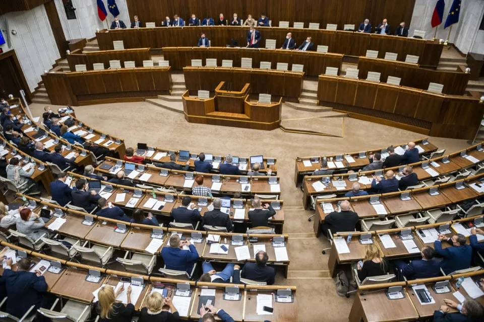 Read more about the article Čo čaká našich poslancov? V pláne sú dve mimoriadne schôdze aj rozprava o reforme nemocníc!