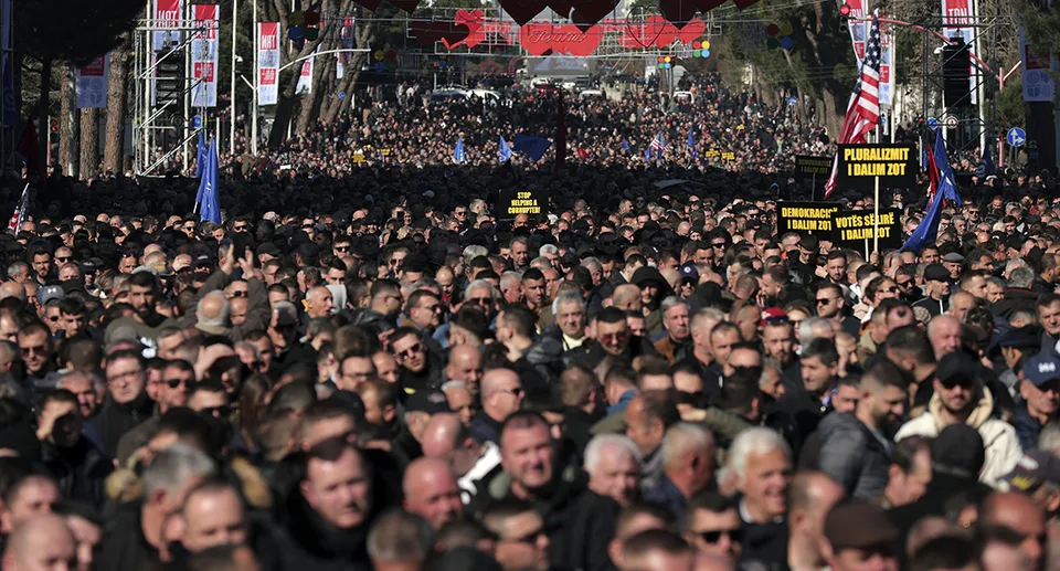 Read more about the article Sú nespokojní s vládou? Idú do ulíc! Tisícky demonštrantov v Albánsku žiadali odstúpenie premiéra