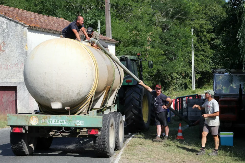 Read more about the article Francúzsko čelí historickej kríze. Sucho vypína jadrové elektrárne, ľuďom nosia vodu v cisternách