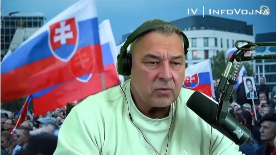 Read more about the article VIDEO Herec Marek Ťapák čelí kritike. Dôvod? Vystúpil na proteste a bol hosťom na Infovojne!