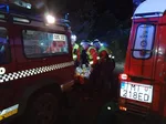 Horskí záchranári nakladajú muža napadnutého medveďom do sanitky.
