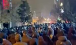 Na snímke z videa, ktoré koluje na sociálnych médiách, demonštranti protestujú v uliciach iránskej metropoly Teherán
