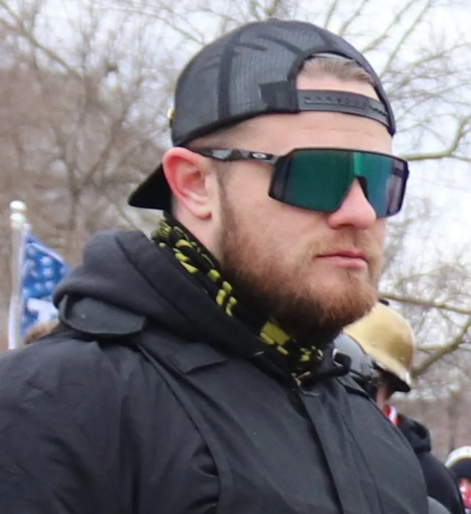 Read more about the article Vodcu hnutia Proud Boys odsúdili na 18 rokov za účasť na útoku na Kapitol