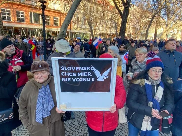 Na snímke účastníci protest s veľavravným transparentom.