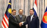 Malajzijský premiér Anwar Ibrahim (uprostred), kambodžský premiér Hun Manet (vľavo) a úradujúci thajský premiér Phumtham Wechayachai pózujú po rozhovoroch o možnom prímerí medzi Thajskom a Kambodžou v meste Putrajaya v Malajzii