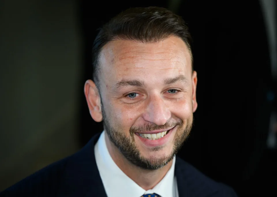 Read more about the article Bytová pomoc pre hrdinov: Šutaj Eštok odovzdal nové nájomné byty policajtom a hasičom v Bratislave