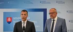 Na snímke zľava minister školstva, výskumu, vývoja a mládeže SR Tomáš Drucker (Hlas-SD) a minister školstva, mládeže a telovýchovy ČR Mikuláš Bek
