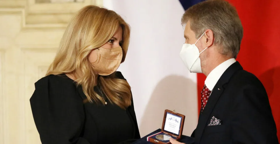 Read more about the article FOTO Čaputová si v Prahe prevzala medailu za starostlivosť o pravdu, stretla sa aj so Zemanom