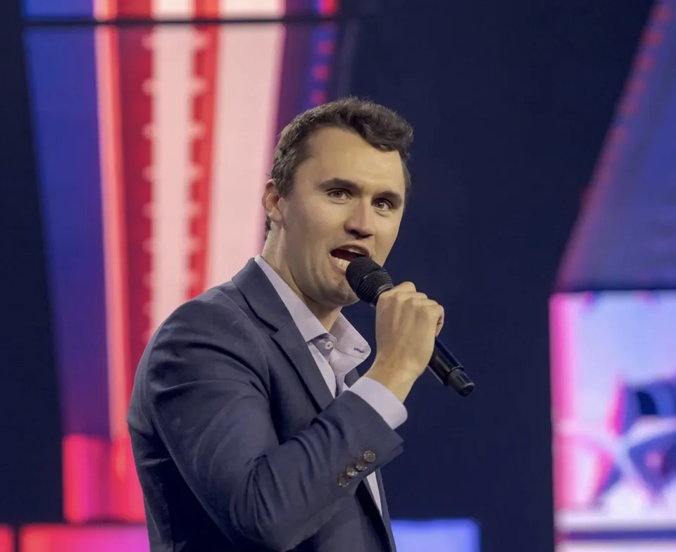 Read more about the article Ch. Kirk si “nezaslúžil” úctu v Europarlamente, držať minútu ticha v pléne sa nepodarilo