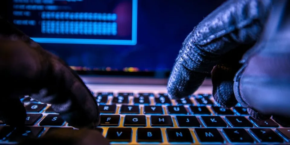 Read more about the article Podvodníci opäť úradujú. Rezort financií varuje občanov: TAKTO Vás oberú o peniaze!
