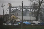 Policajti sú pred areálom bývalého poľnohospodárskeho družstva v obci Przewodów na východe Poľska v stredu 16. novembra 2022.