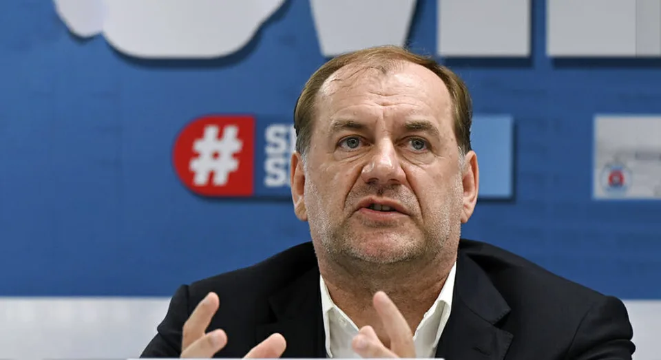 Read more about the article Futbalový zvrat: Weiss zostáva trénerom Slovana. Kmotrík: Debaty boli emotívne