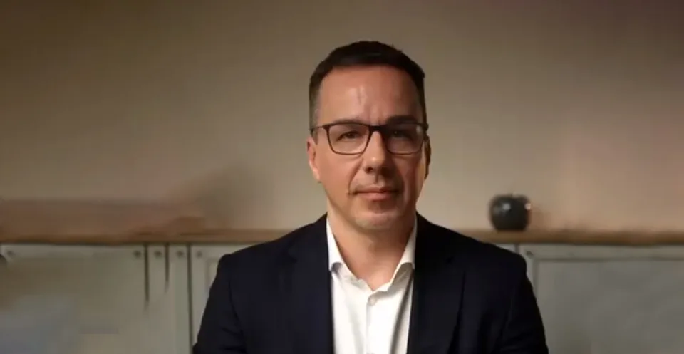 Read more about the article Liberálna kaviareň je nervózna, my zvoľme pronárodného prezidenta! Odkázal občanom Tomáš