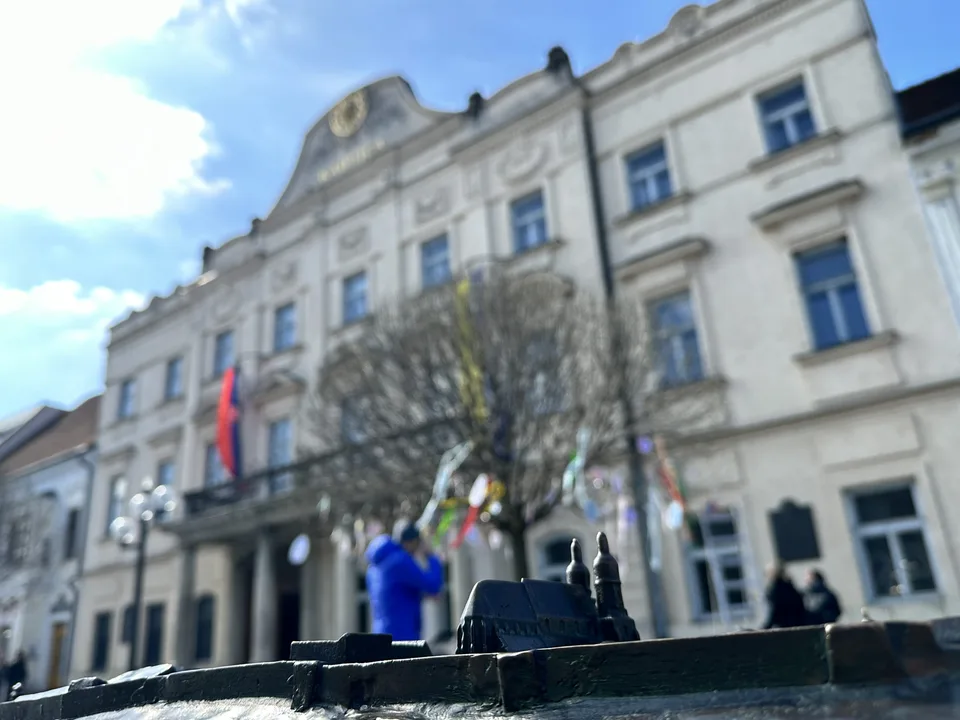 Read more about the article Luxusné elektromobily aj drahé večierky! Takto sa v Trnave rozhadzujú peniaze