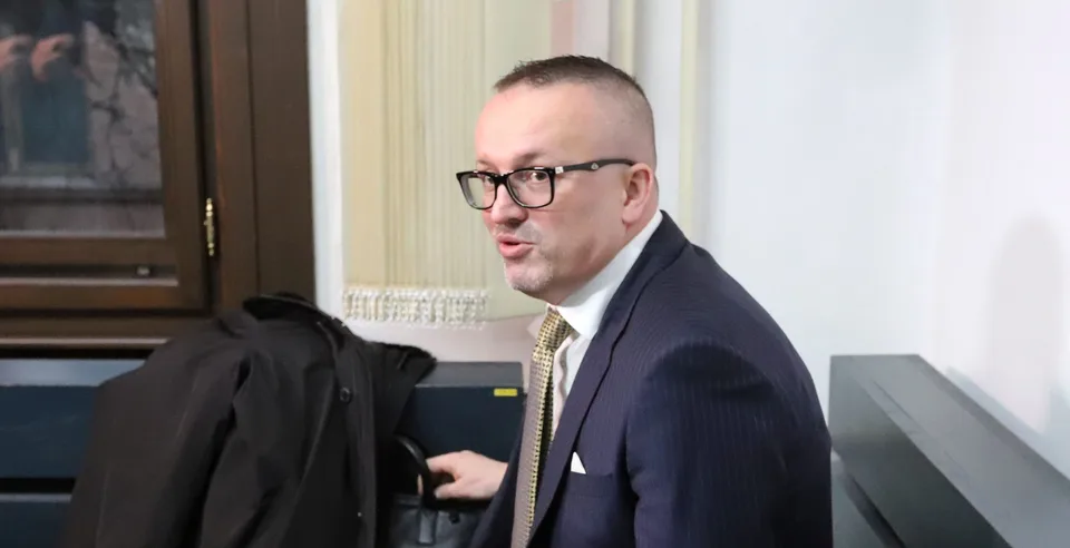 Read more about the article Obvinený Čurilla na Pohode klamal. Vraj nikomu dvere nevykopávali. Fotkami ho usvedčuje Pčolinský a pýta sa zásadnú otázku