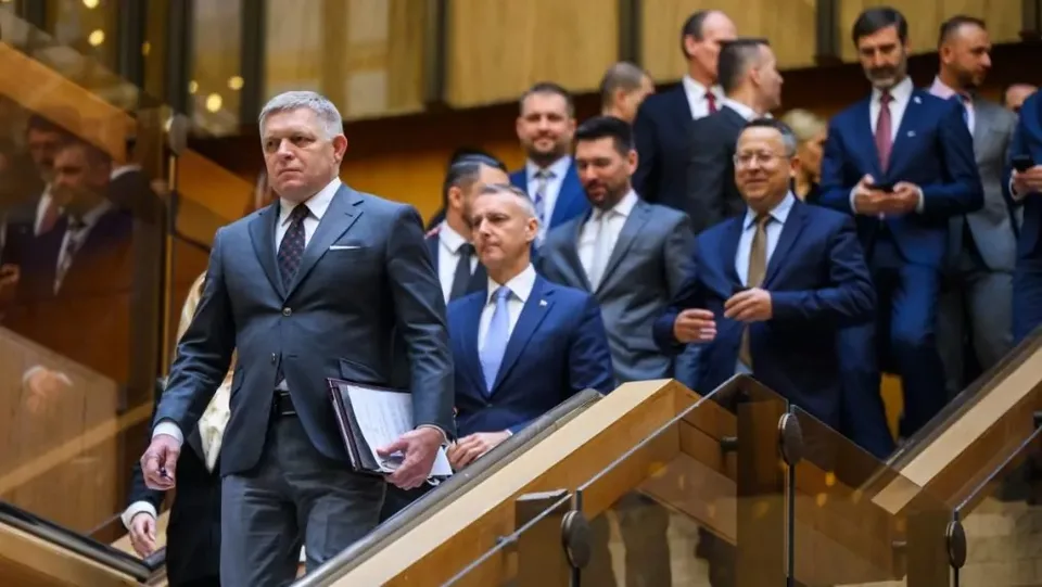 Read more about the article Komentár: Ďalšia farebná revolúcia na obzore
