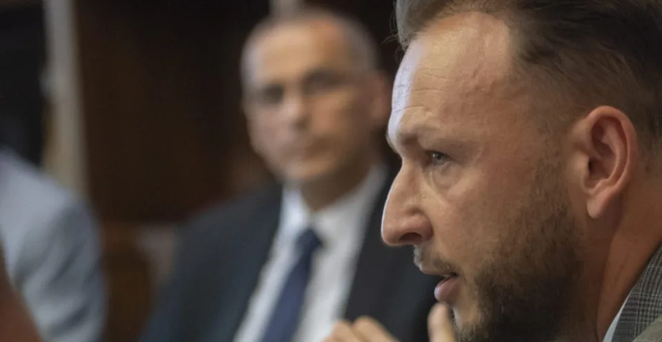Read more about the article Šutaj Eštok pri Kažimírovi hovorí o krivení spravodlivosti: Čurillovci zoberú Imreczeho pod vlastnú ochranu!