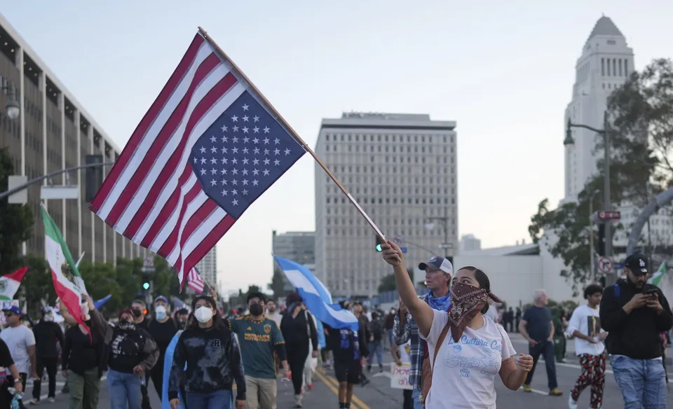 Read more about the article Zákaz vychádzania v Los Angeles: Mesto v napätí po protestoch proti imigračnej politike