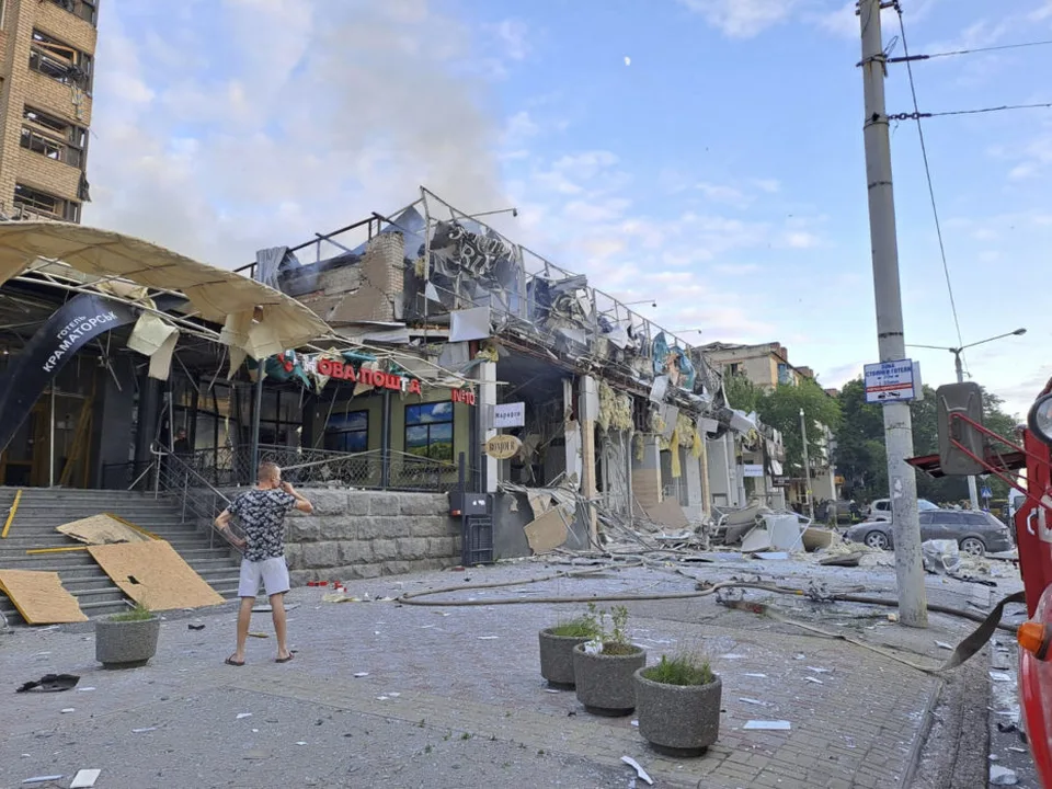 Read more about the article Útok na pizzeriu má už 12 obetí. Ruská raketa zabila aj tri deti, záchrannú akciu ukončili
