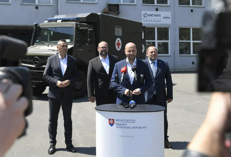 Zľava exposlanec NR SR Rastislav Jílek, poslanec NR SR Peter Liba, minister obrany SR Jaroslav Naď a generálny riaditeľ podniku v Moldave Alexander Gurský.