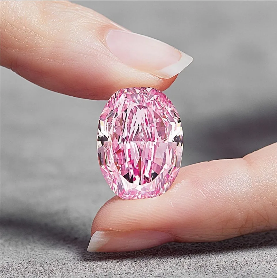 Read more about the article Najdrahší svojho druhu: Fialovo-ružový diamant sa na aukcii predal za rekordnú sumu