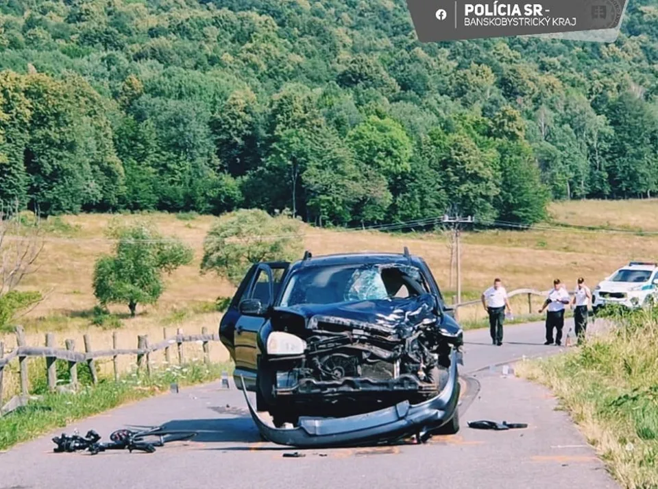 Read more about the article MIMORIADNE TRAGICKÁ NEHODA Auto narazilo do dvoch maďarských cyklistov, obaja zomreli!