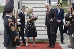 Jill Bidenová po prílete do Bratislavy, víta ju Ivan Korčok.