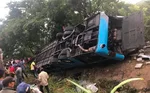 Prevrátený autobus v Mexiku.