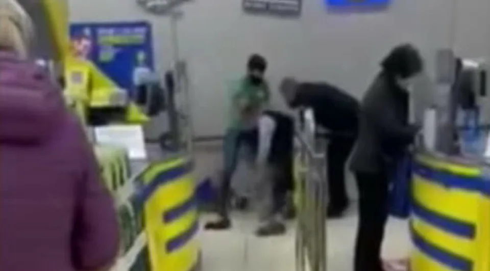 Read more about the article VIDEO Drsná bitka v supermarkete: Muža spacifikoval pracovník SBS
