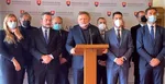 Robert Fico (uprostred) počas tlačovky Smeru.