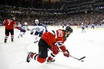 Slovenský hokejista Tomáš Tatar (v popredí) z New Jersey Devils uniká s pukom