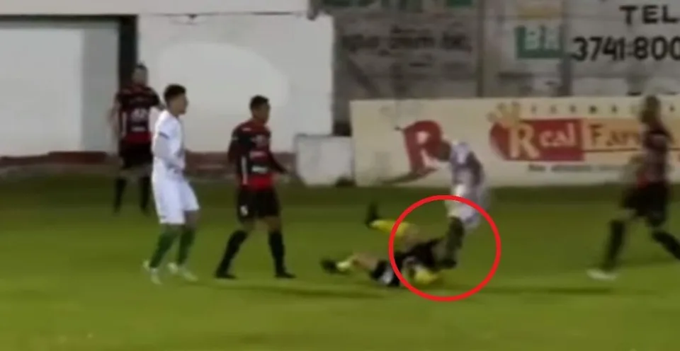 Read more about the article VIDEO Drsný útok! Futbalista kopol rozhodcu do hlavy, polícia zasiahla na štadióne