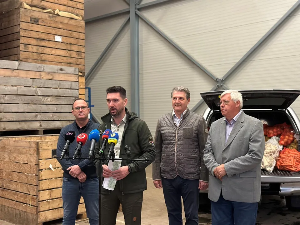 Read more about the article Takáč ohlásil milióny eur pre poľnohospodárov: Štátna pomoc pre špeciálnu rastlinnú výrobu