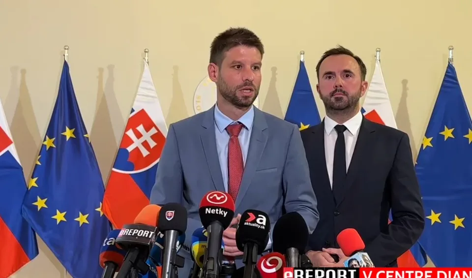Read more about the article PS znovu útočí: Kritizujú Blanára za neprítomnosť na údajne kľúčových rokovaniach