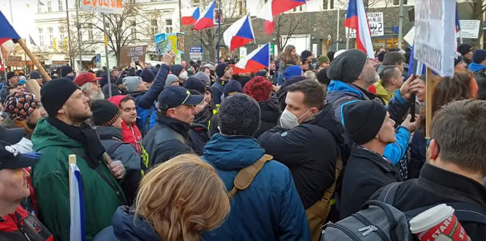 Read more about the article VIDEO Veľký protest hasičov a policajtov v Prahe. Odmietajú povinné očkovanie!