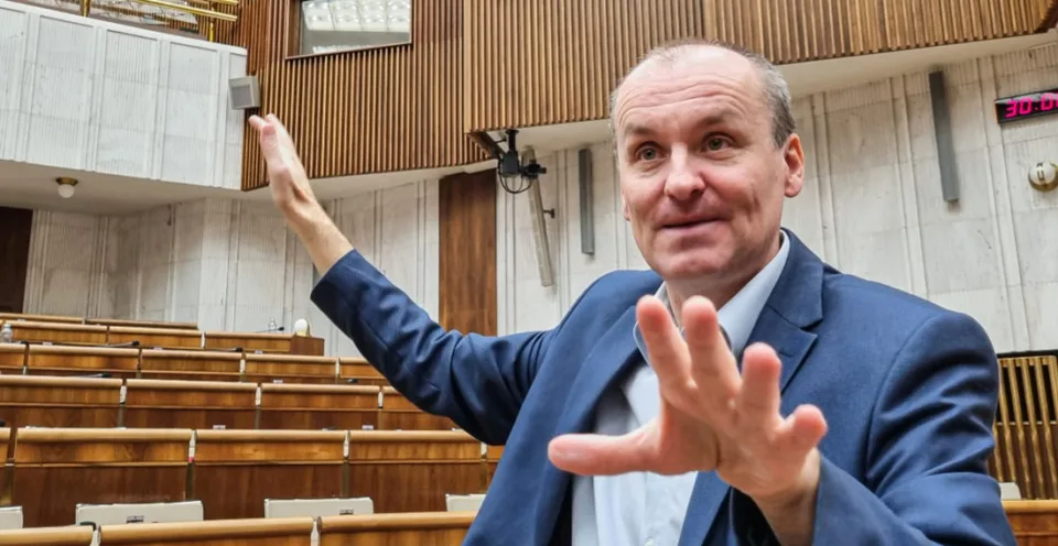Read more about the article VIDEO Čo zamýšľal Soros? Adamišin z parlamentu: Chcel vraj kúpiť budovu NR SR pred jej dokončením