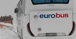 Zapadnutý autobus v závejoch na ceste medzi obcou Ploské a jej časťou Ortáše 11. februára 2021.
