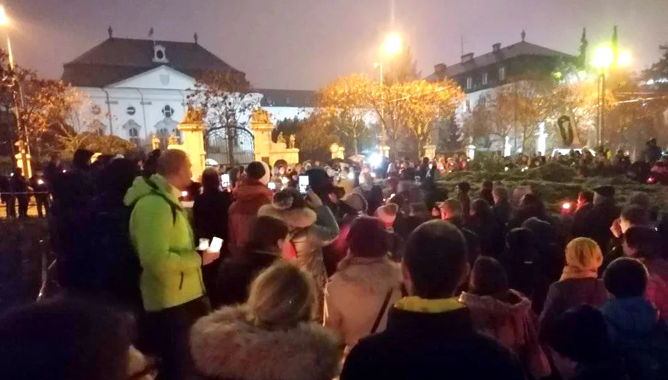 Read more about the article VIDEO Už sa začala revolúcia? Ľudia sa zhromaždili v centre Bratislavy