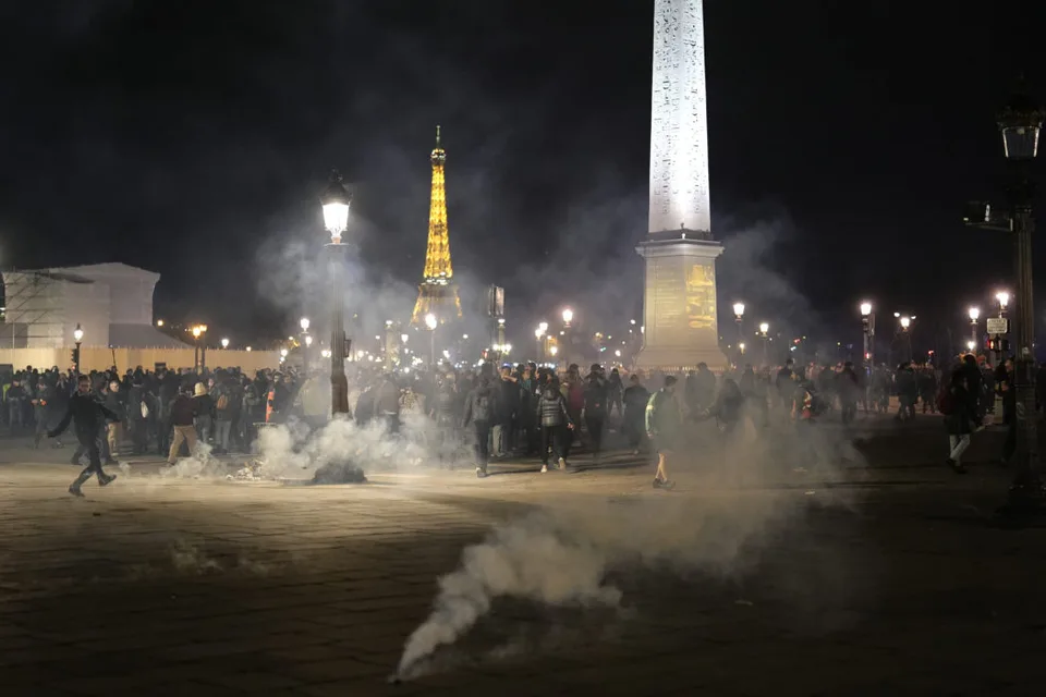 Read more about the article V Paríži to vrie. Demonštrantov rozháňali vodnými delami a slzotvorným plynom