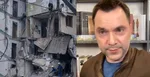 Na kombosnímke zľava zdevastovaný panelák v Dnipre a Olexij Arestovyč.