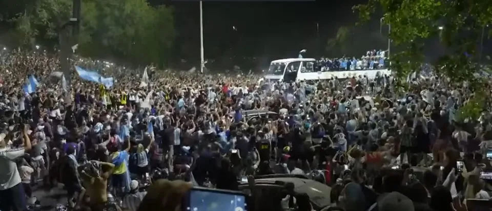 Read more about the article VIDEO Elektrizujúce zábery z Buenos Aires: Majstrov sveta vítali státisíce ľudí!