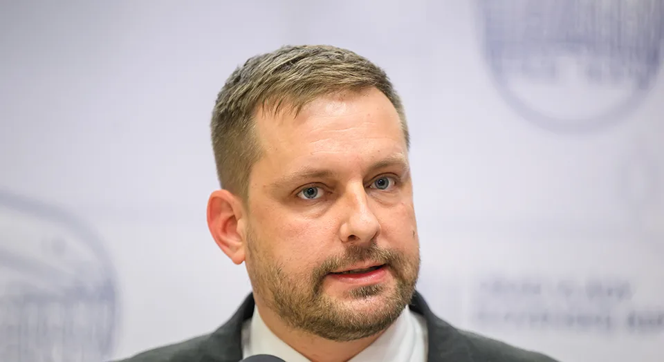 Read more about the article Minister Šaško navštívi zranenú študentku po útoku nožom: Premiér a Kaliňák odsúdili brutalitu útoku