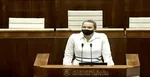 Romana Tabák za rečníckym pultom.