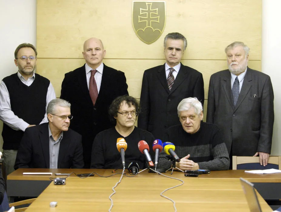 Časť kandidátov hnutia Obyčajní ľudia a nezávislé osobnosti, ktorí oznámili odchod od Igora Matoviča. Na snímke sprava hore Peter Zajac, Vladimír Palko, František Mikloško a Ľuboš Kubín, zdola sprava Eugen Korda, Martin Mojžiš a Štefan Bučko.