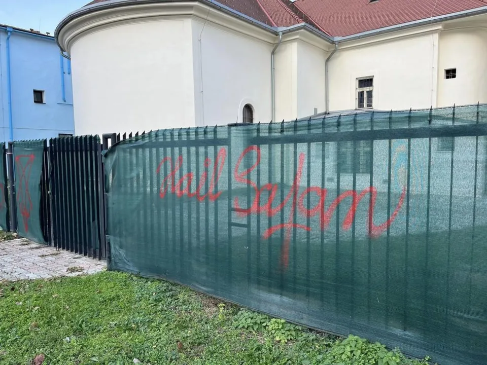 Read more about the article FOTO Progresívna neznášanlivosť voči kresťanom? Satan sa “ukázal” v Banskej Bystrici!