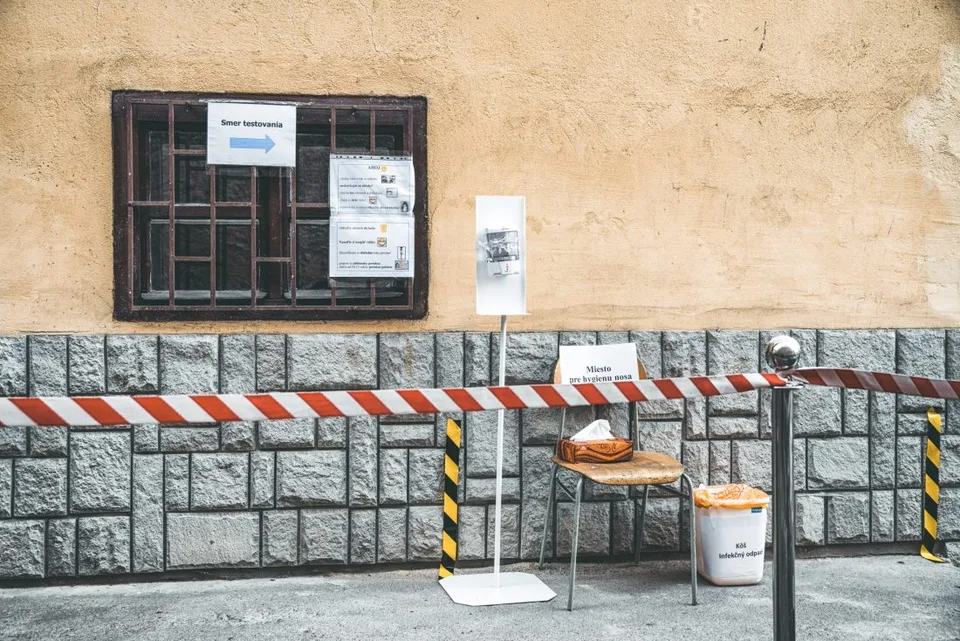 Read more about the article Núdzový stav pokračuje: Vláda pridala ďalších 40 dní obmedzení slobody pohybu a pobytu!