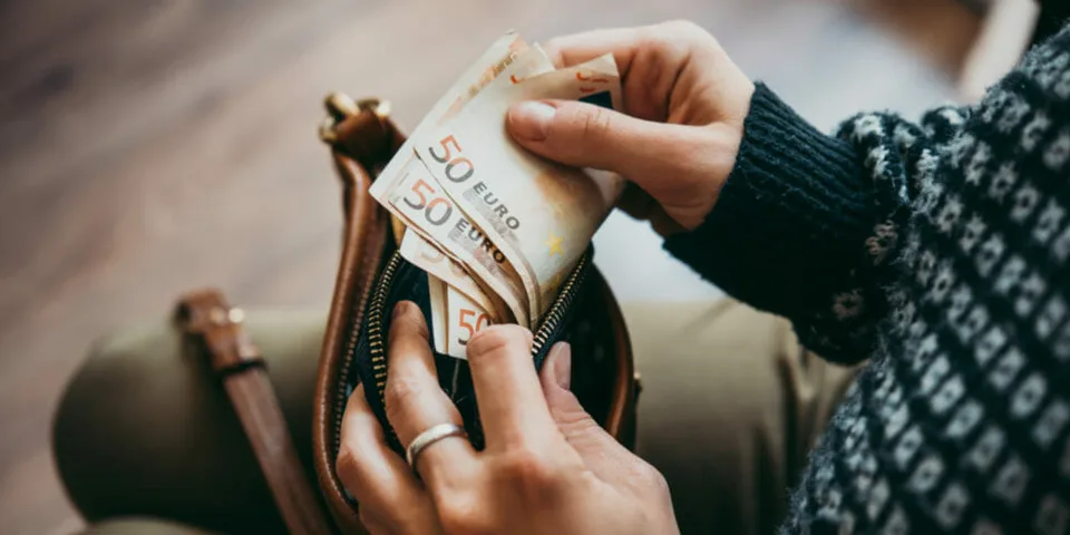 Read more about the article Väčšina Slovákov má peniaze v bankách a tak reálne prerábajú! Hovoria odborníci