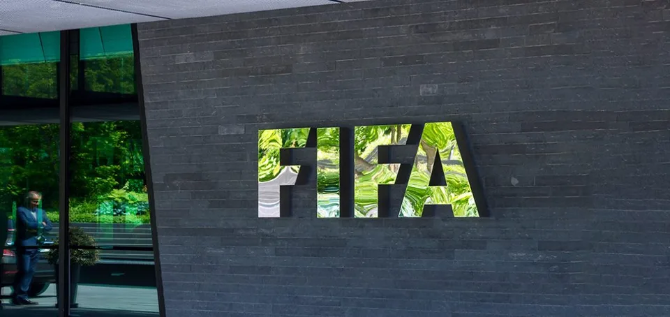 Read more about the article Politika do futbalu nepatrí, FIFA rázne zakročila proti týmto krajinám!