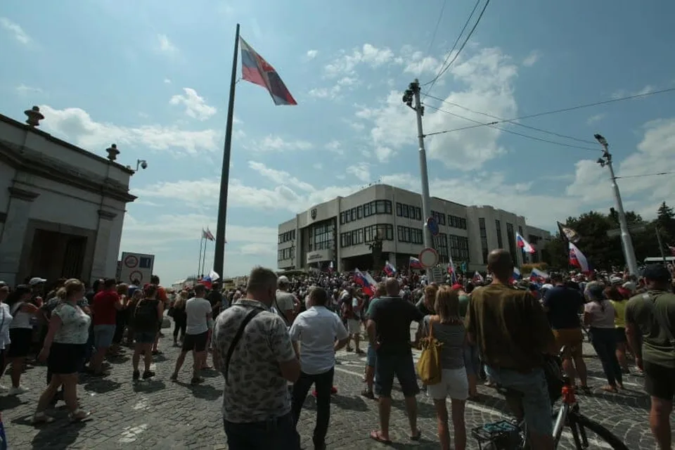 Read more about the article Poslední skalní protestujúci: Pred parlamentom je už len malá skupina ľudí