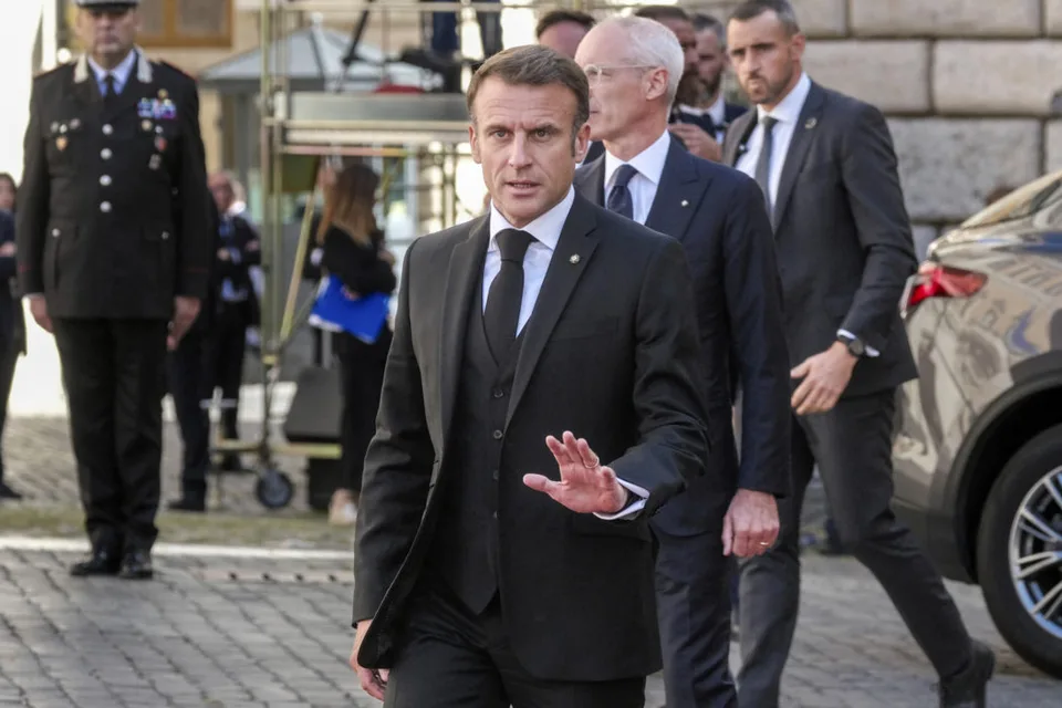 You are currently viewing Macron a Meloniová po pohrebe bývalého talianskeho prezidenta: Výmena názorov na riešenie migračnej otázky
